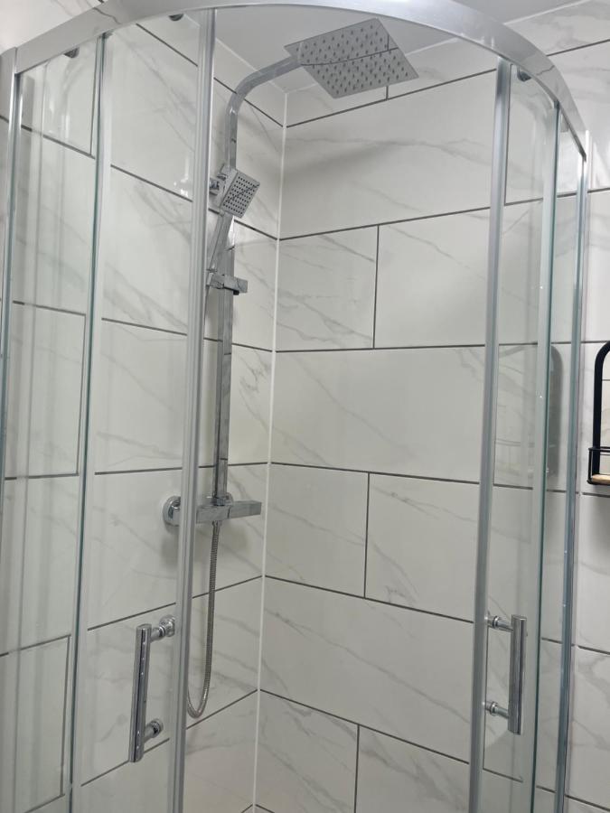 Self Contained Room, En-Suite With Separate Lockable Front Door, Located In An Exclusive Area Уенсбъри Екстериор снимка