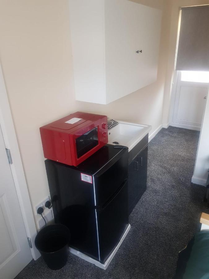 Self Contained Room, En-Suite With Separate Lockable Front Door, Located In An Exclusive Area Уенсбъри Екстериор снимка