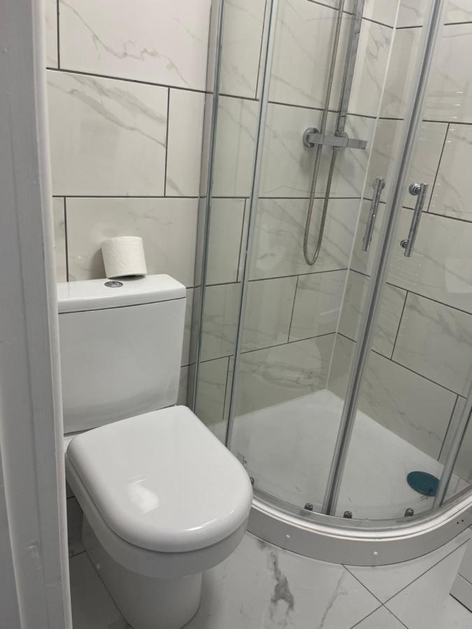 Self Contained Room, En-Suite With Separate Lockable Front Door, Located In An Exclusive Area Уенсбъри Екстериор снимка