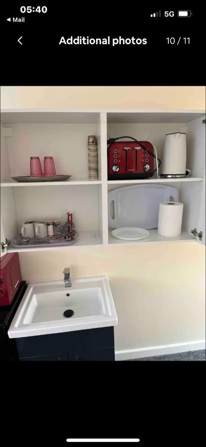 Self Contained Room, En-Suite With Separate Lockable Front Door, Located In An Exclusive Area Уенсбъри Екстериор снимка