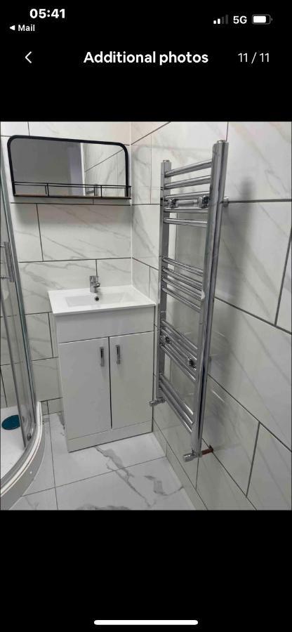 Self Contained Room, En-Suite With Separate Lockable Front Door, Located In An Exclusive Area Уенсбъри Екстериор снимка