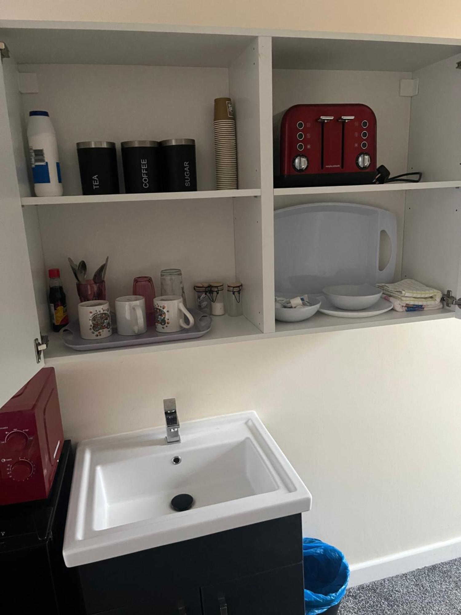 Self Contained Room, En-Suite With Separate Lockable Front Door, Located In An Exclusive Area Уенсбъри Екстериор снимка